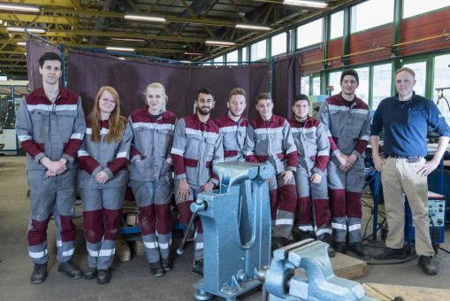 Lebensretter aus Stahl: thyssenkrupp-Auszubildende unterstützen Duisburger Schülerprojekt bei Hinweisschildern für Rettungseinsätze am Ruhrufer