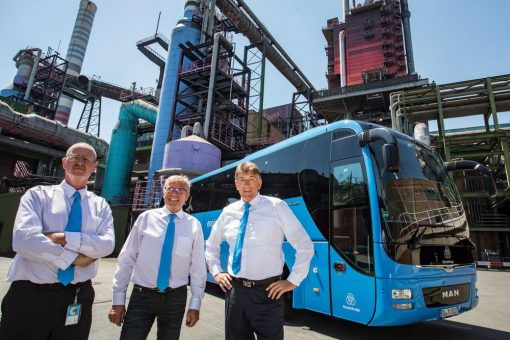 Neuer Besucherbus im blauen thyssenkrupp-Design fährt in Duisburg zu erstem Einsatz auf die „ExtraSchicht“ – Neue Aufgabe für leistungsgewandelte Mitarbeiter