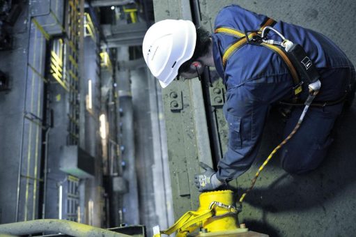 Schlau und sicher zum Erfolg: Berufsgenossenschaft Holz und Metall zeichnet thyssenkrupp in Andernach für vorbildlichen Arbeitsschutz aus