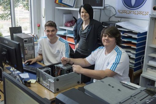 Soziale Woche für thyssenkrupp-Auszubildende: angehende Fachinformatiker richten Computerlandschaft in sozialer Begegnungsstätte in Duisburg-Marxloh ein