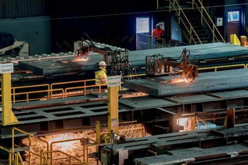Erweiterte Dienstleistungen: Neue Adjustage in Duisburg-Beeckerwerth bearbeitet Brammen nach individuellen Kundenwünschen
