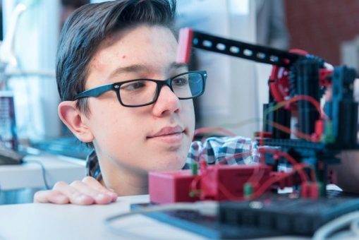 thyssenkrupp richtet Regionalwettbewerb für „Jugend forscht“ in Duisburg aus