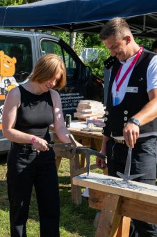 Steilgegangen – Azubis zeigen Familien das Dachdeckerhandwerk