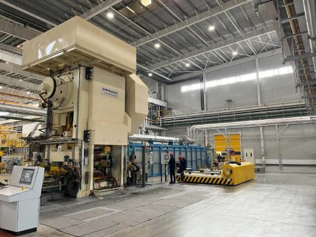 Jiangsu Pacific Precision Forging und SMS group nehmen 31,5-MN-Gesenkschmiedepresse für Massenfertigung von Aluminium-Fahrwerkskomponenten in Betrieb