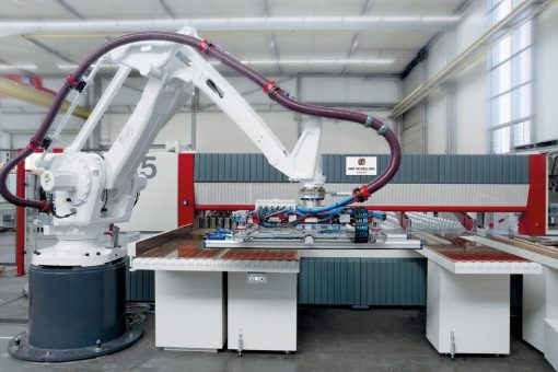 Roboter revolutionieren die Möbelproduktion