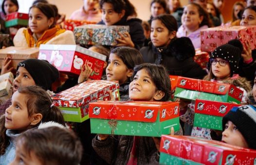 Pack mit an! Start der weltweiten Geschenkaktion „Weihnachten im Schuhkarton®“ 2025