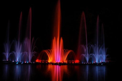 Leuchtende Fontänen