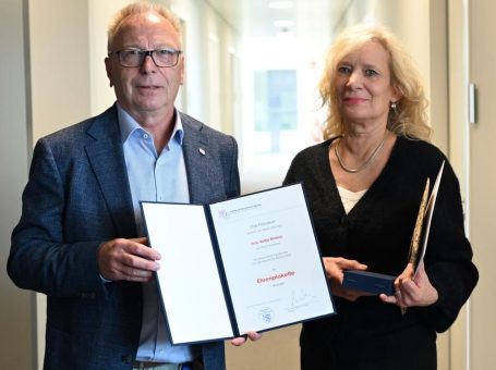 Katja Möhrle mit der Ehrenplakette der Landesärztekammer Hessen ausgezeichnet