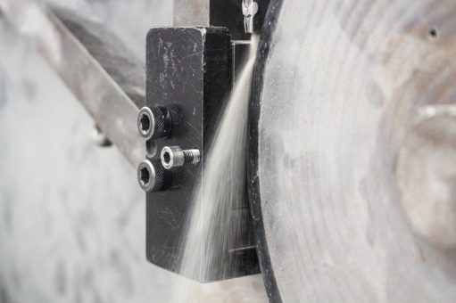 Stahl weiterentwickelt: Aluminium macht Chrom-Nickel-Stähle leichter, fester und korrosionsbeständiger