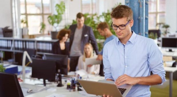 Zeiterfassung in großen Unternehmen: Strategie, Umsetzung und Checkliste