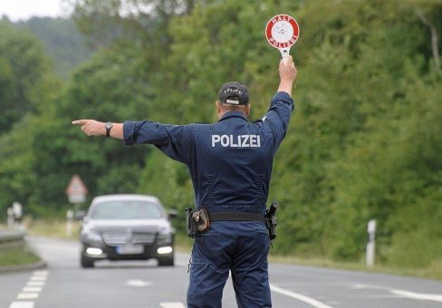 Autofahrer fordern mehr Kontrollen zu Handynutzung, Alkohol und Drogen am Steuer