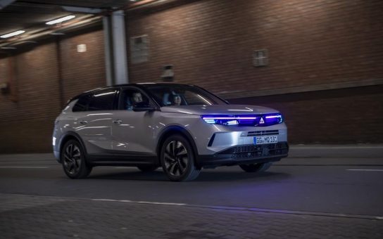 Opel präsentiert KI-gestützte Lichtkommunikation in autonomen Fahrzeugen
