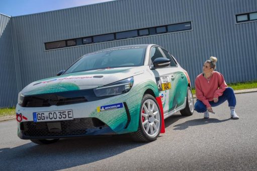 Elektrosportler wird zum Art Car mit Statement: Opel Corsa Rally Electric – designed by Elisa Klinkenberg