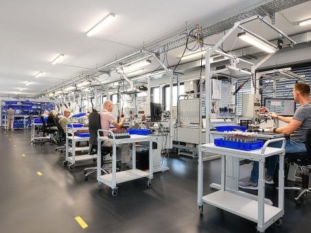 Ergonomische Arbeitsplatzgestaltung bei Schwarzer Precision: Treston optimiert Montage und Reinraum