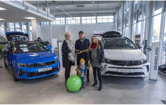 Großes Angrillen bei Opel: Grandland GSe feiert Kundenpremiere
