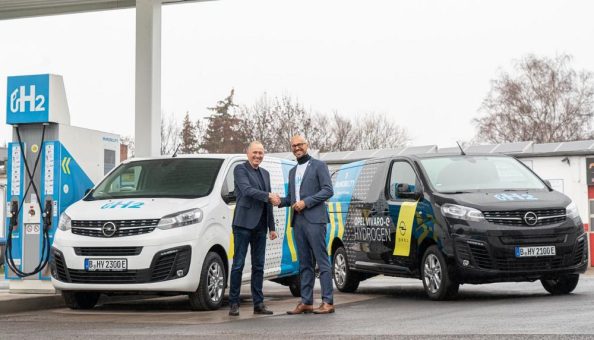 Opel übergibt zwei Vivaro-e HYDROGEN an H2 MOBILITY Deutschland