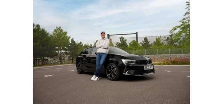 Jürgen Klopp fährt ab sofort den neuen Opel Astra Plug-in-Hybrid
