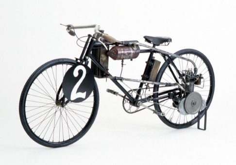 100 Jahre Eifelrundfahrt: Opel mit Original-Bahnrennmaschine vor Ort