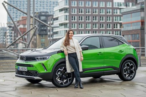 Mina Tander ist begeistert vom rein elektrischen Opel Mokka-e