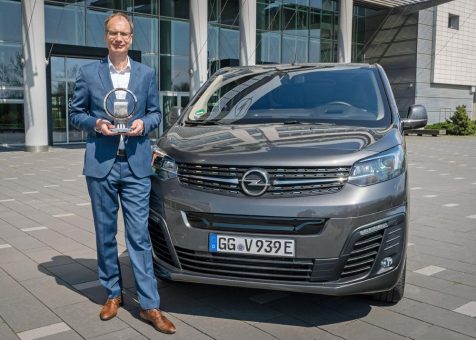 Opel-Chef Lohscheller nimmt „International Van of the Year“-Award für den neuen Opel Vivaro-e entgegen