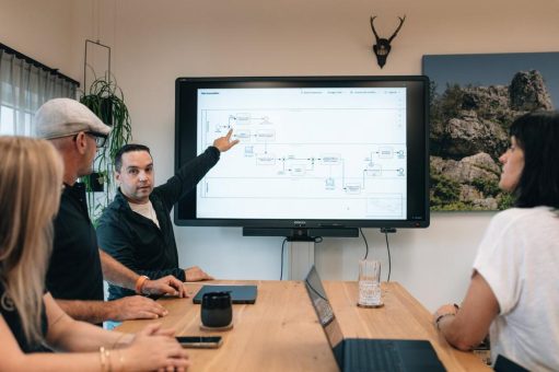 Warum wir in Deutschland 2025 immer noch die besten Faxgeräte testen – während im Silicon Valley echte Innovation entsteht