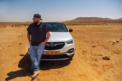 Moses Pelham fährt im neuen Musikvideo „Wunder“ Opel Grandland X