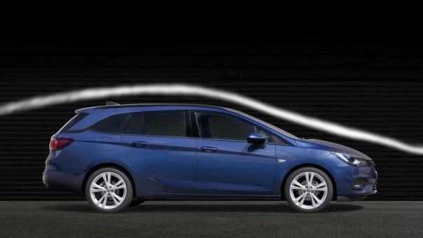 Aerodynamik-Champions: Neuer Opel Astra holt Superstar Calibra ein