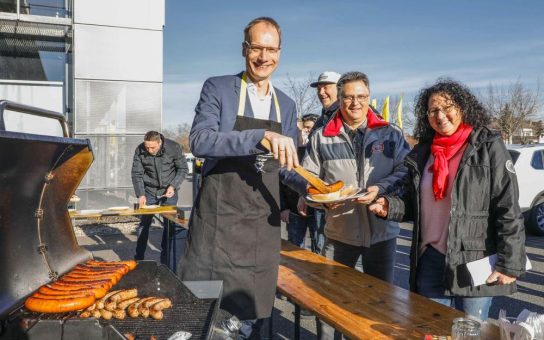 Großartiger Start ins Jubiläumsjahr: Kunden und Geschäftsführung treffen sich zum „Angrillen bei Opel“