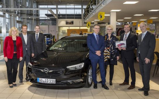 Gute Fahrt: Opel Insignia Nr. 1.111.111 an Besitzer übergeben