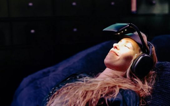 Wenn der Kopf nicht mehr abschaltet: Wie Licht und Klang beim Entspannen helfen können