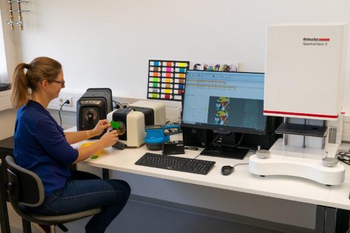 Auf die Farbe kommt es an: Das SKZ erweitert seine Ausstattung für die Weiterbildung zum Coloristen