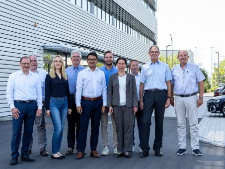 Parlamentarische Staatssekretärin Katja Hessel und weitere namhafte FDP-Politiker besuchen die Modellfabrik und das Trainings-Zentrum Qualitätswesen des SKZ in Würzburg