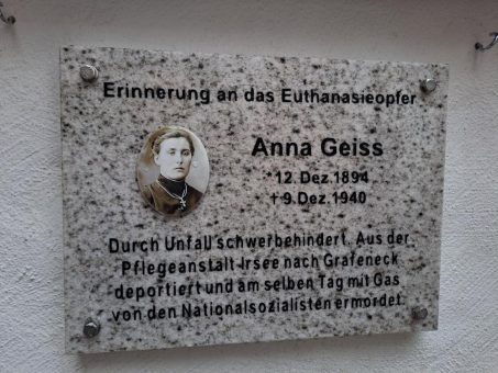 „Tante Anna“ – Gedenkplakette für die aus der Anstalt Irsee in die T4-Tötungsanstalt Grafeneck deportierte Anna Geiss aus Hattenhofen