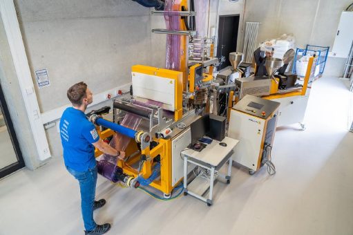 Praxiskurse erweitert – Neue Blasfolienextrusionsanlage am SKZ in Betrieb