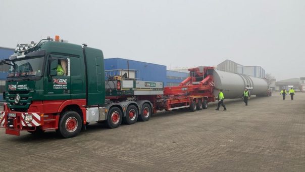 Außergewöhnlicher Transport – Kamine für GAMOR in einem Stück