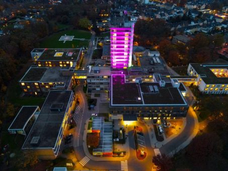 Lila leuchtendes „Eli“: Städtische Kliniken Mönchengladbach setzen Zeichen für Frühgeborene
