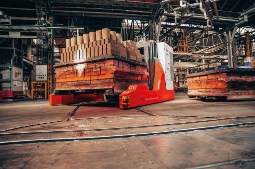 RHI Magnesita automatisiert Materialfluss mit FTS von ek robotics