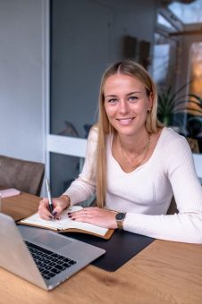 Im Podcast der SRH Fernhochschule: Merle Frohms über ihren Alltag in Madrid