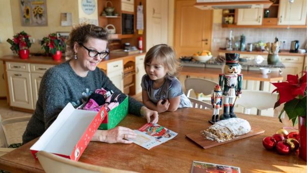 „Weihnachten im Schuhkarton“: Saison läuft – Ehrenamtliche in ganz Deutschland, Österreich und der Schweiz im Einsatz