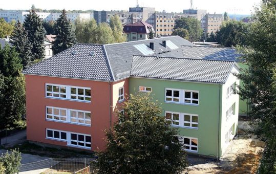 Energieeffiziente Dacherneuerung für Schulen und Kitas: Luxmetall bietet leichte und langlebige Lösungen