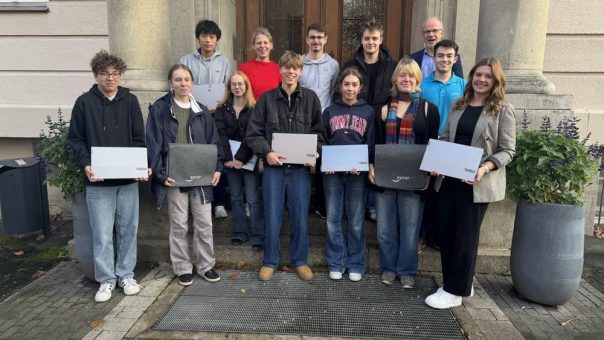 Sycor überreicht Spende an das Hainberg-Gymnasium