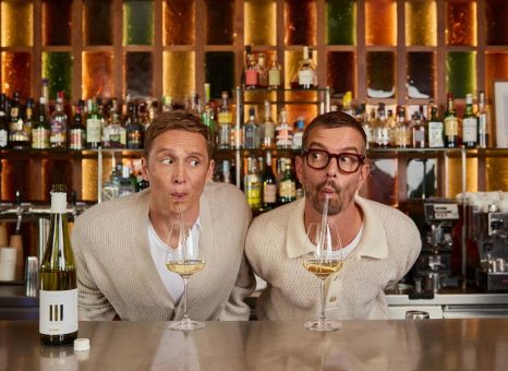 Mit drei Weinen zeigen Joko und Matthias, wie alkoholfreies und veganes Genießen geht.