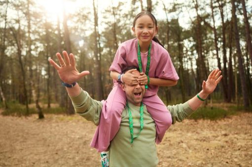 Sonnenblumen als Signal: Center Parcs bietet Gästen mit nicht sichtbaren Beeinträchtigungen Sunflower-Lanyards an