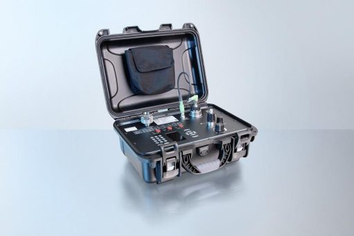 Portable pressure calibrator with electric pressure pump