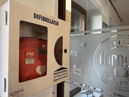 Tourismus GmbH Gemeinde Dornum stattet zentrale Standorte mit Defibrillatoren aus