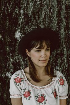 Singer-Songwriterin Clara Louise veröffentlicht ihre selbstverfassten Lieblingsgedichte in einem Gedichtband