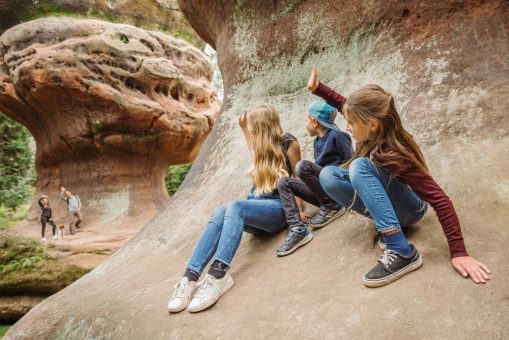 Mit dem neugierigen Mädchen durch den Steinzoo: Webapp für  interaktive Touren im Zittauer Gebirge