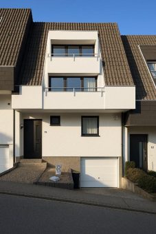 Modernisiertes Familienhaus in Püttlingen: Wohnen mit außergewöhnlicher Balkonvielfalt