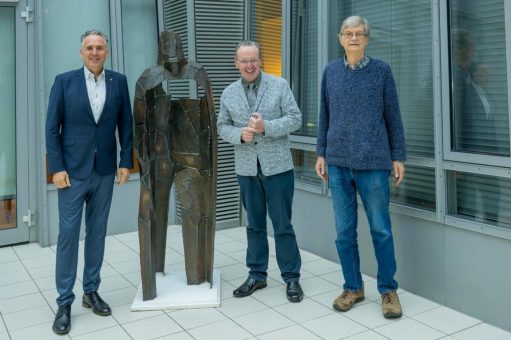 Kunst trifft Medizin: Plastik von Bildhauer Elmar Interschick ab sofort am Klinikum Karlsruhe zu sehen