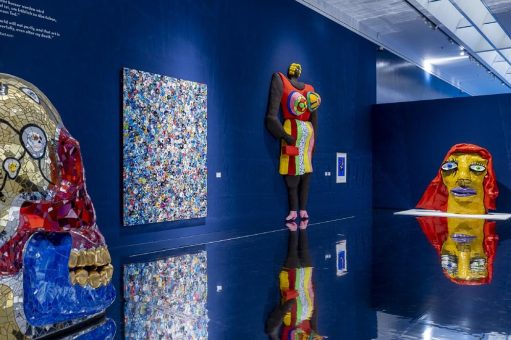 Über 100.000 Besucher*innen nach der Hälfte der Laufzeit: „Niki. Kusama. Murakami. Love You for Infinity“ bleibt ein Publikumsmagnet. 97 Prozent bewerten ihren Besuch laut Umfrage positiv.